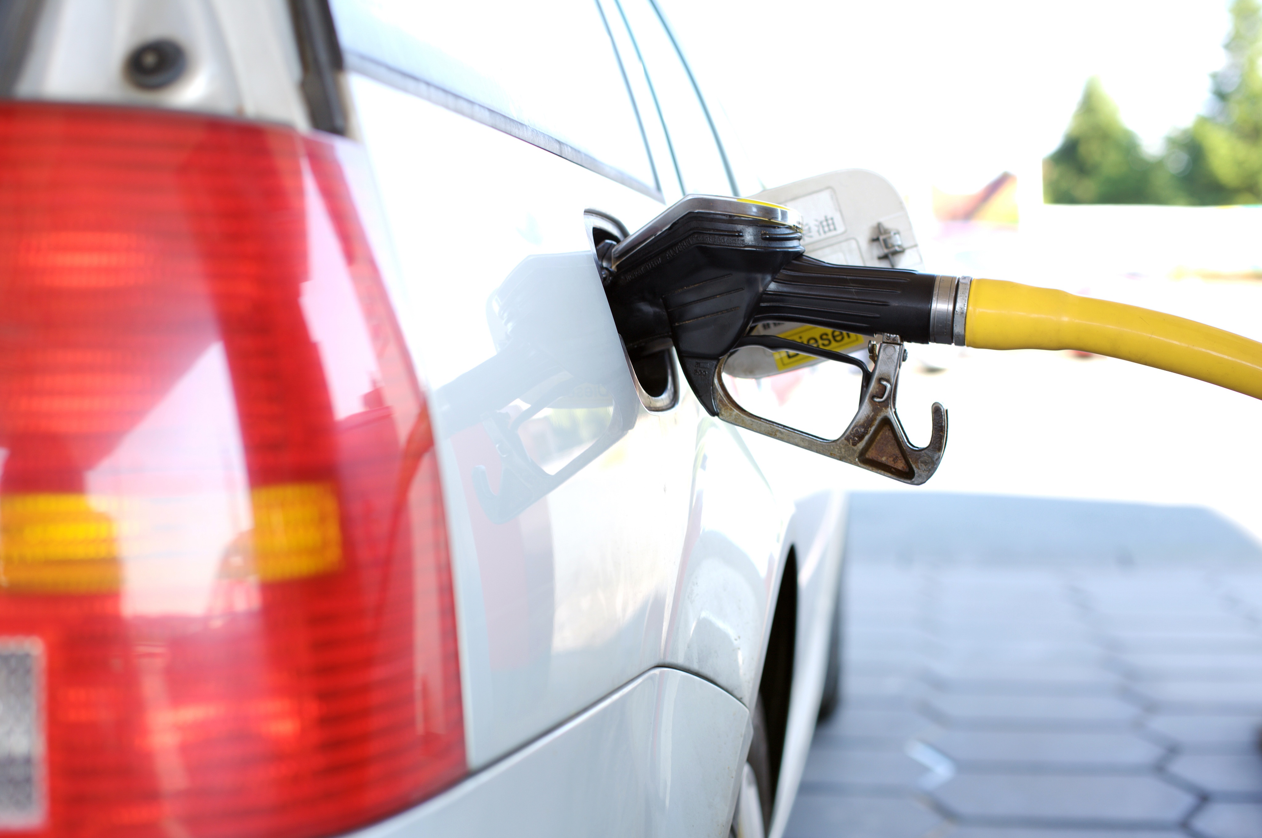 Car Refueling in a Gas Station - GWCars.org