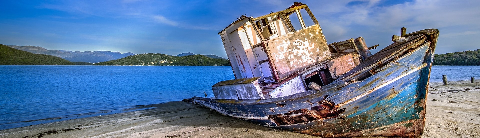 Old Abandoned Boat - GWCars.org