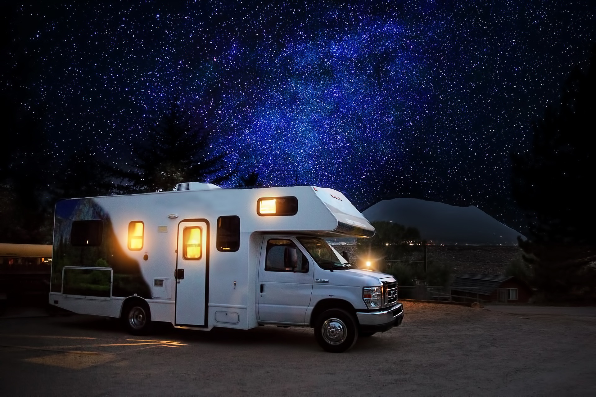 RV at Night | GWcars.org